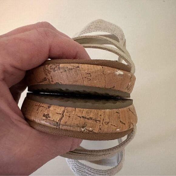 Skechers Beverlee Luxe foam low wedge cork slip on sandals. Size 7. - Picture 9 of 9